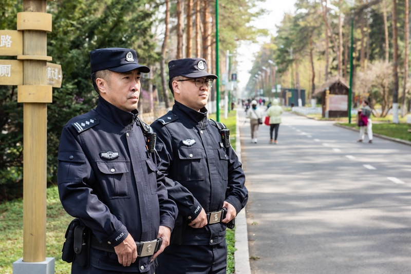 黑龙江省香坊公安：藏蓝身影 点缀植物园繁花盛景